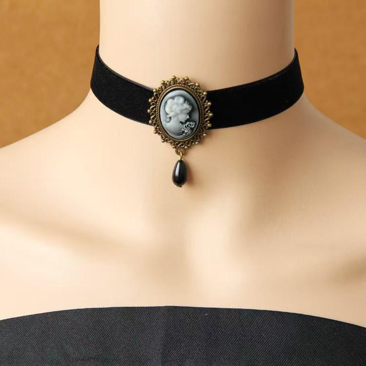 Gothic Velvet Choker Necklace - Retro Punk Clavicle Chain for Women