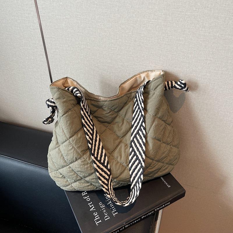 2025 autumn new fashionable large-capacity shoulder bag, diamond checkered bread suit bag, women's casual versatile tote bag