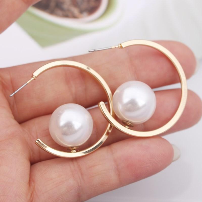 New Pearl Stud Earrings for Women Gold Metal C-shaped Round Earrings Semicircular Hollow Geometric Statement brincos