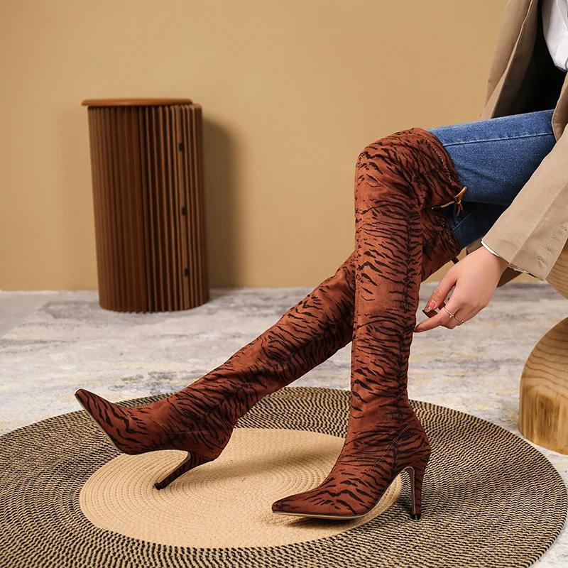 Mode Europese en Amerikaanse hoge hakken luipaardprint puntige mode laarzen, dames oversized slanke hak over de knie elastische laarzen