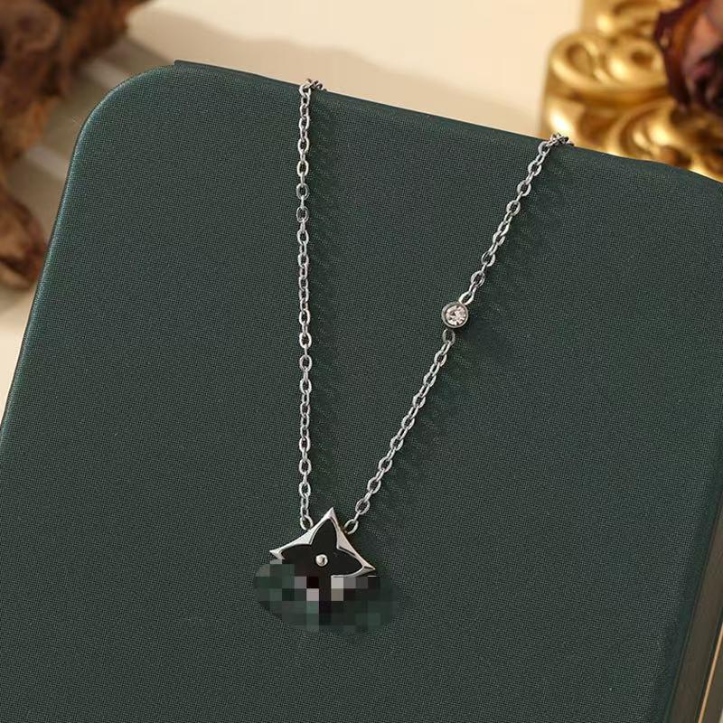 18K Gold-Plated Titanium Four-Leaf Clover Bracelet - Versatile, Non-Fading, Light Luxury Fashion with Shell Accents