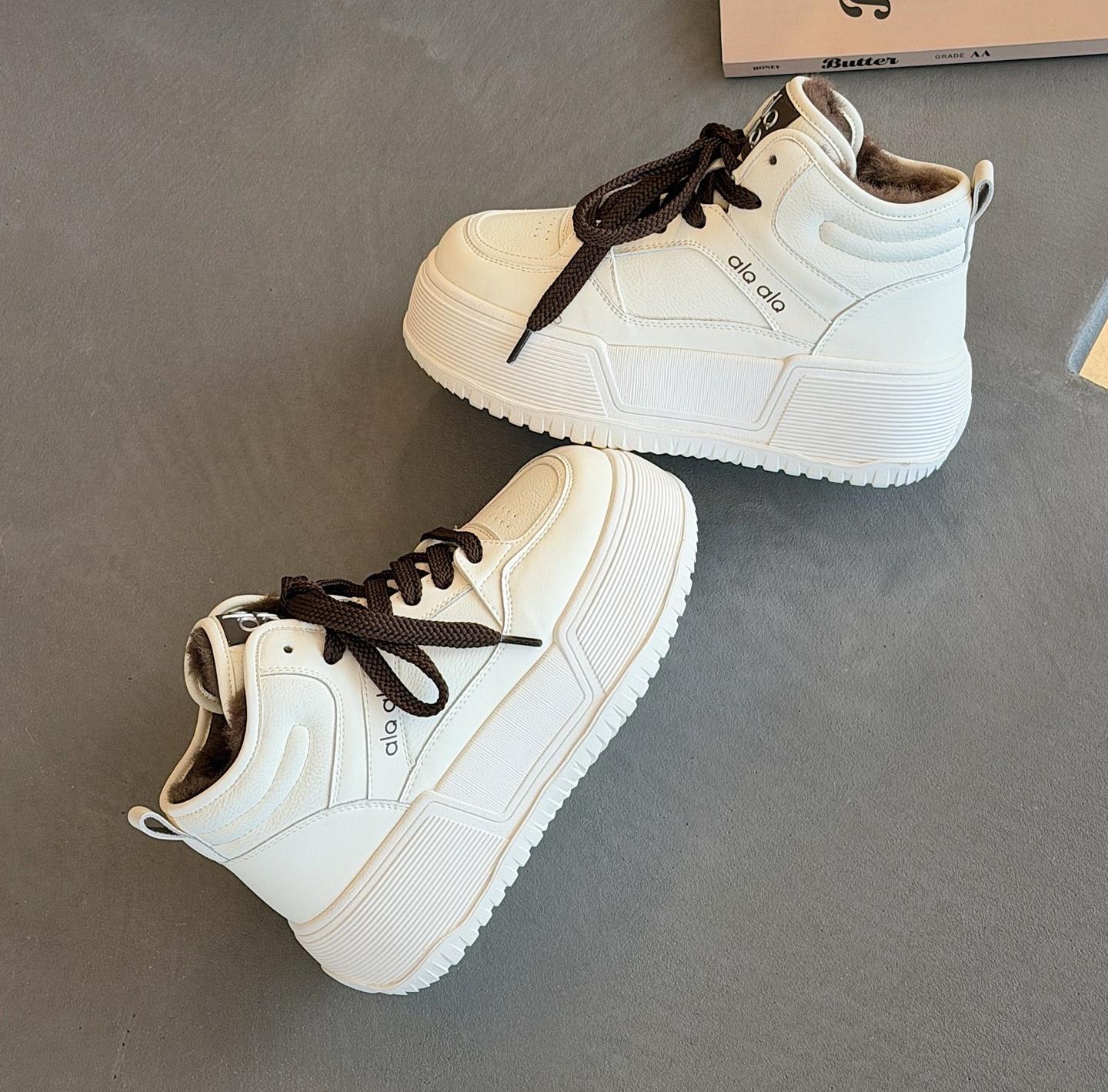 

New thick-soled high-top shoes for women increase their inner height. Winter velvet is warm and versatile. Casual little white shoes 40