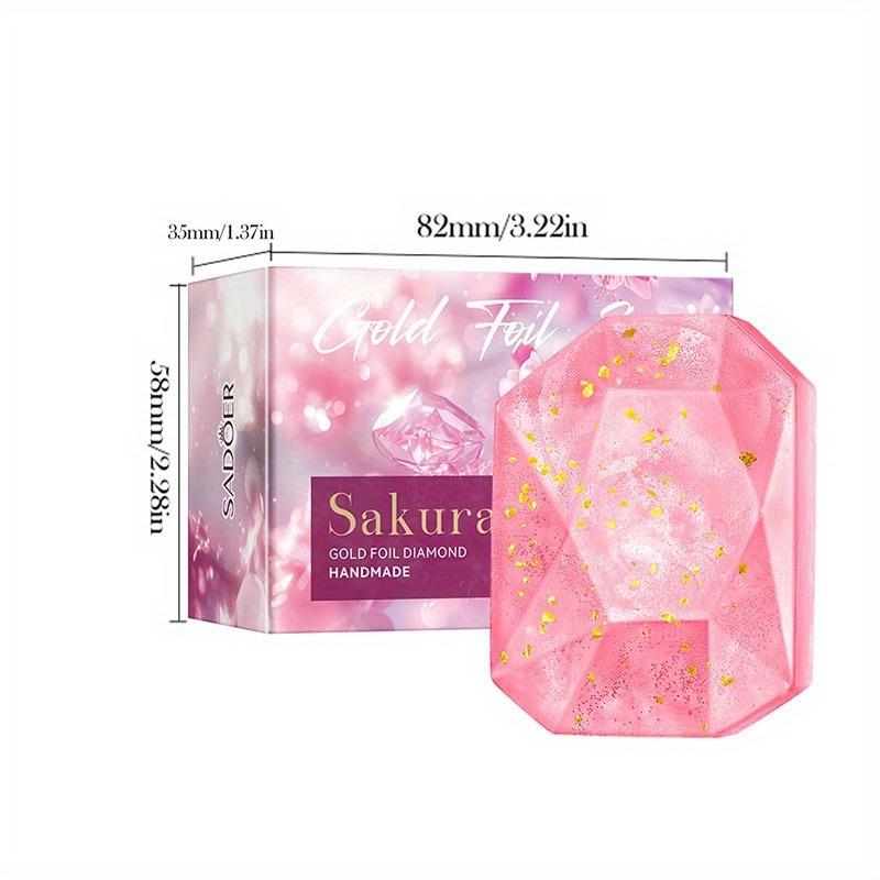 Le savon artisanal à l'huile essentielle Gold Foil Diamond nettoie la peau de la saleté et des impuretés et a un parfum longue durée. Convient à tous les types de peau
