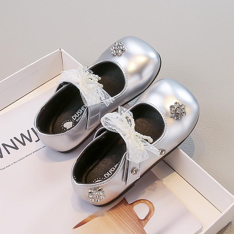 

Girls Lace Bow Fashion Beaded Princess Shoes, New Autumn Korean Style Children s Soft Sole Black Leather Shoes 26-30One Hand5Double серебряный