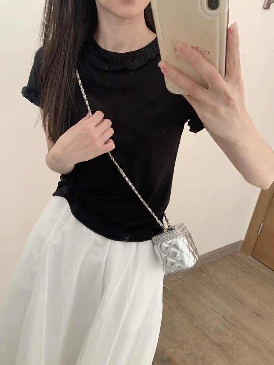 

Женская хлопковая футболка - Весенне-летняя минималистичная модель с присборенным краем «салат» и прямым плечом Medium чёрный