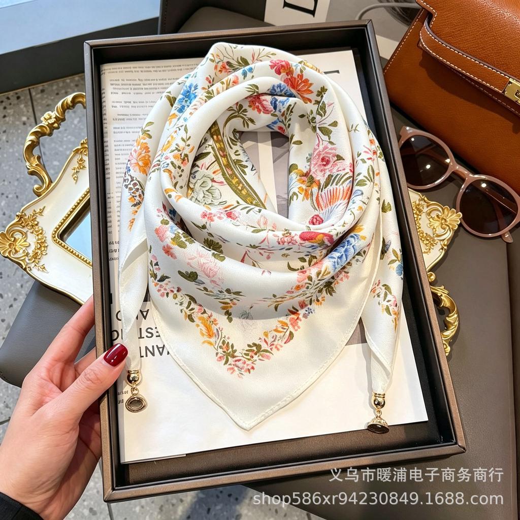 Xiaoxiangfeng new foreign air magnetic buckle scarf high-end triangular scarf versatile neck protection scarf printed windproof square scarf