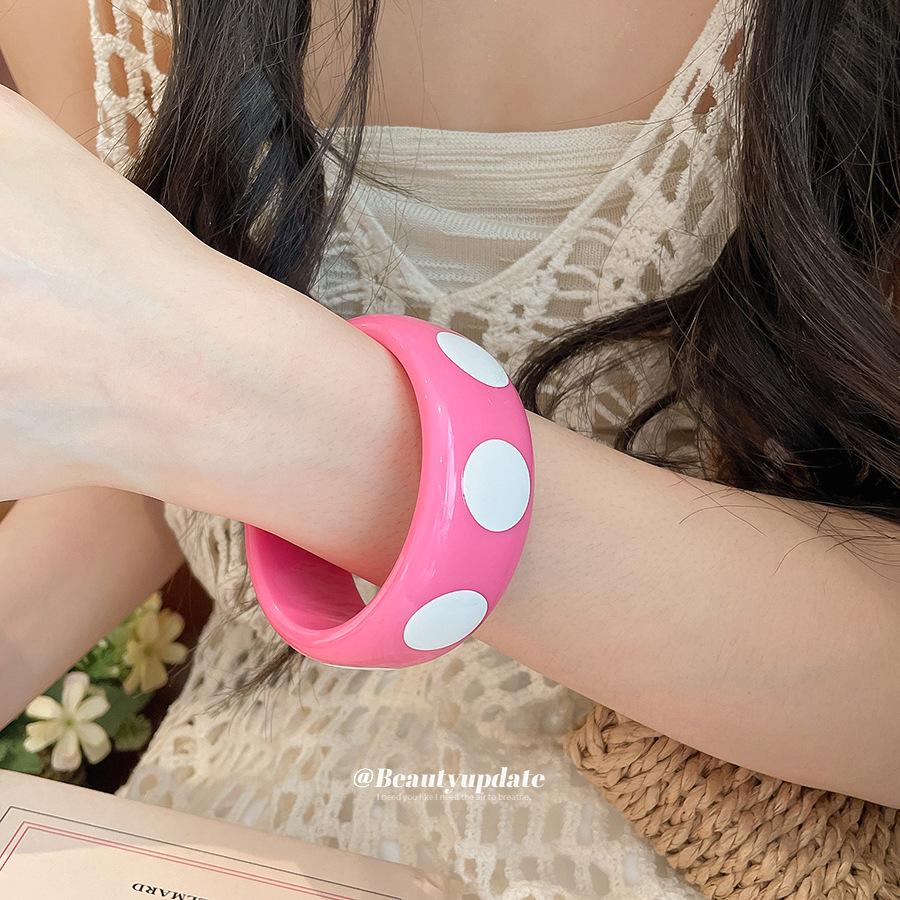 Chic Resin Polka Dot Geometric Bracelet: Bold High-End Fashion Jewelry for Women