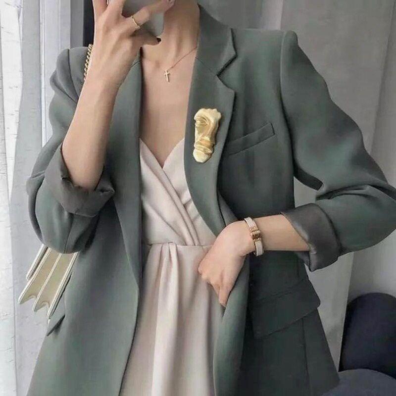 A Variety of Popular European and American Face Brooches, Matte Gold Abstract Brooches, Coat Decorations, Fixed Anti-Exposure Accessories