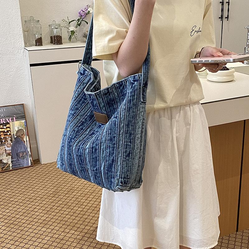 Tote Bag Water Bucket Casual Women's Bag Shoulder Crossbody Bag for Commuting Large Capacity Bag