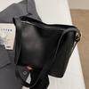 2025 new fashion niche retro Maillard simple bucket bag women's temperament commuter versatile messenger bag