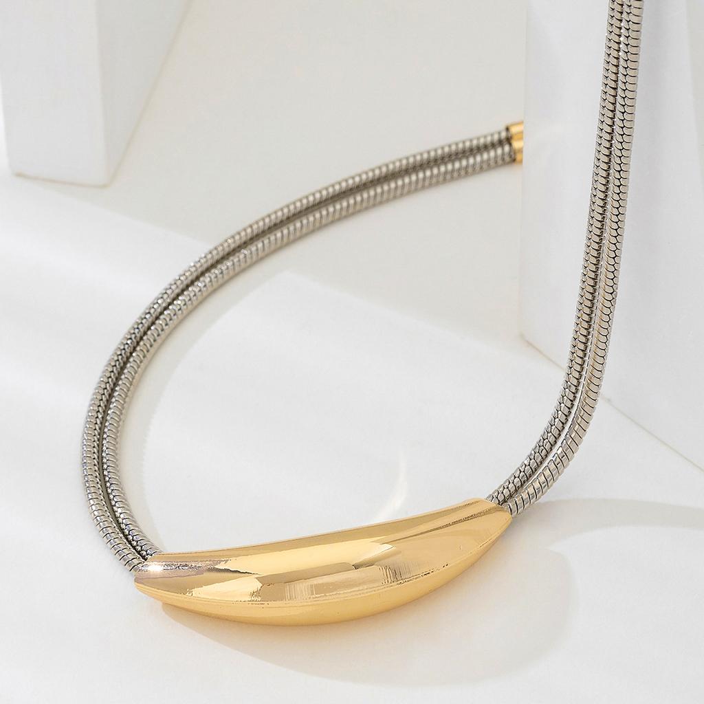 1 Fashionable necklace
