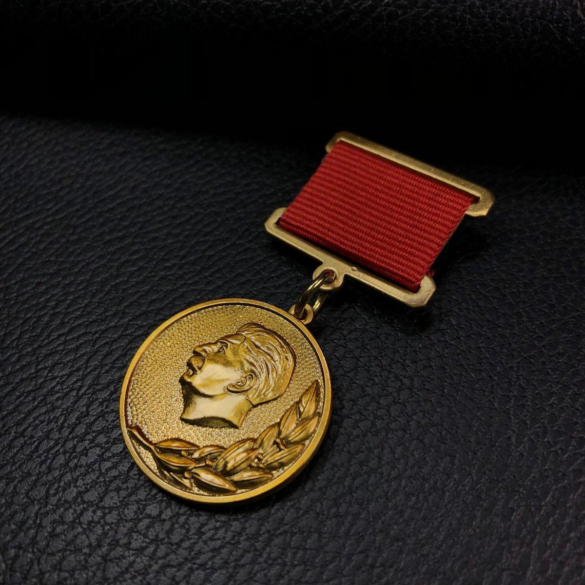 

Орден Советского Союза Ленина Сталинская премия Медаль Предмет Дубовый лист Партийный значок Иностранная медаль Брошь