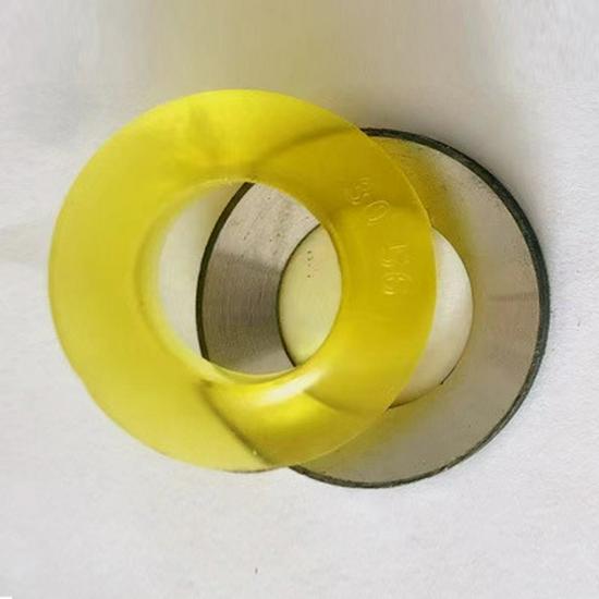 Комплект резиновых амортизирующих прокладок с болтом крепления, шайбой, защитной прокладкой и уплотнением для шаровой мельницы в горнодобывающей промышленности