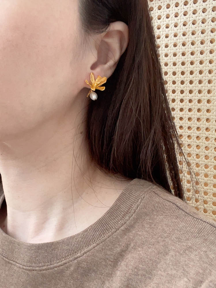 Elyona Une Fluer Gold Pearl Flower Earrings