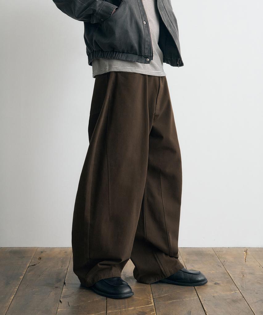 Awodeijeu Arno Curved Wide Chino Pants [Brown]