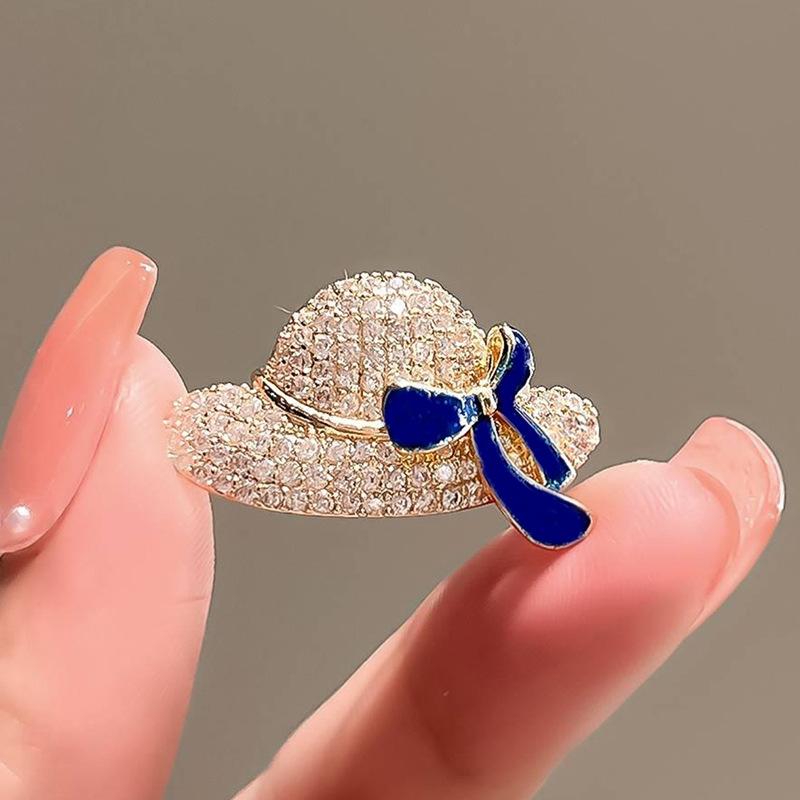 The Hat Brooch Features A High-end and Niche Design. It Has A Pin Buckle To Prevent Exposure and A Brooch Collar Pin