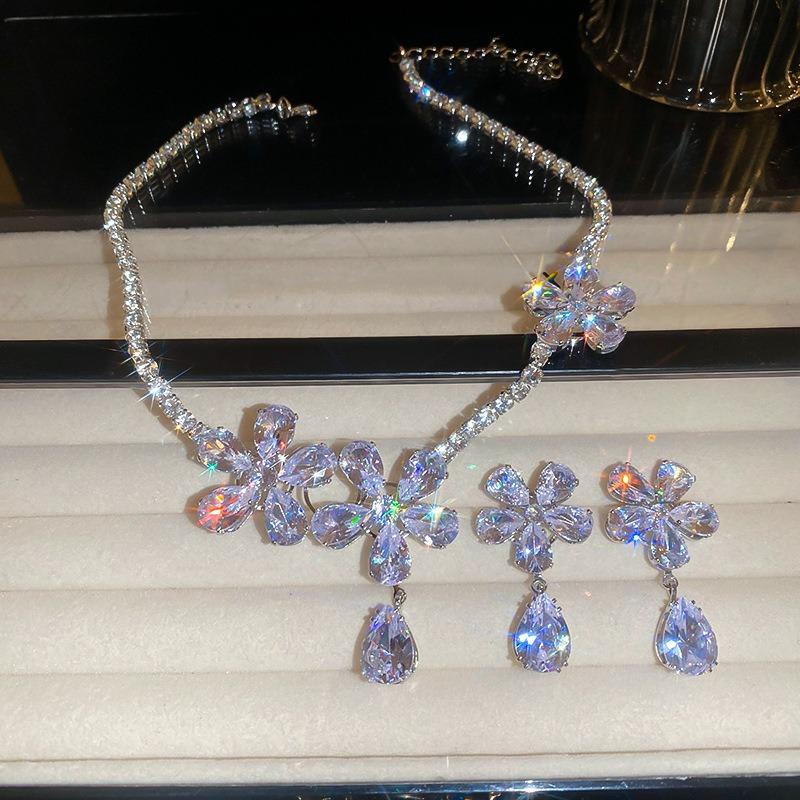 Quadratisches Ohrstecker- und Halsketten-Set mit Diamanten - ein schickes, luxuriöses und hochwertiges zweiteiliges Set mit exquisiter Eleganz