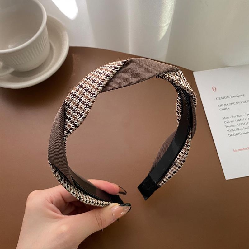 

Заколка-ободок с широкими полями в стиле ретро-французского лета с узором «гусиная лапка» — новый тренд 2022 года кофейный