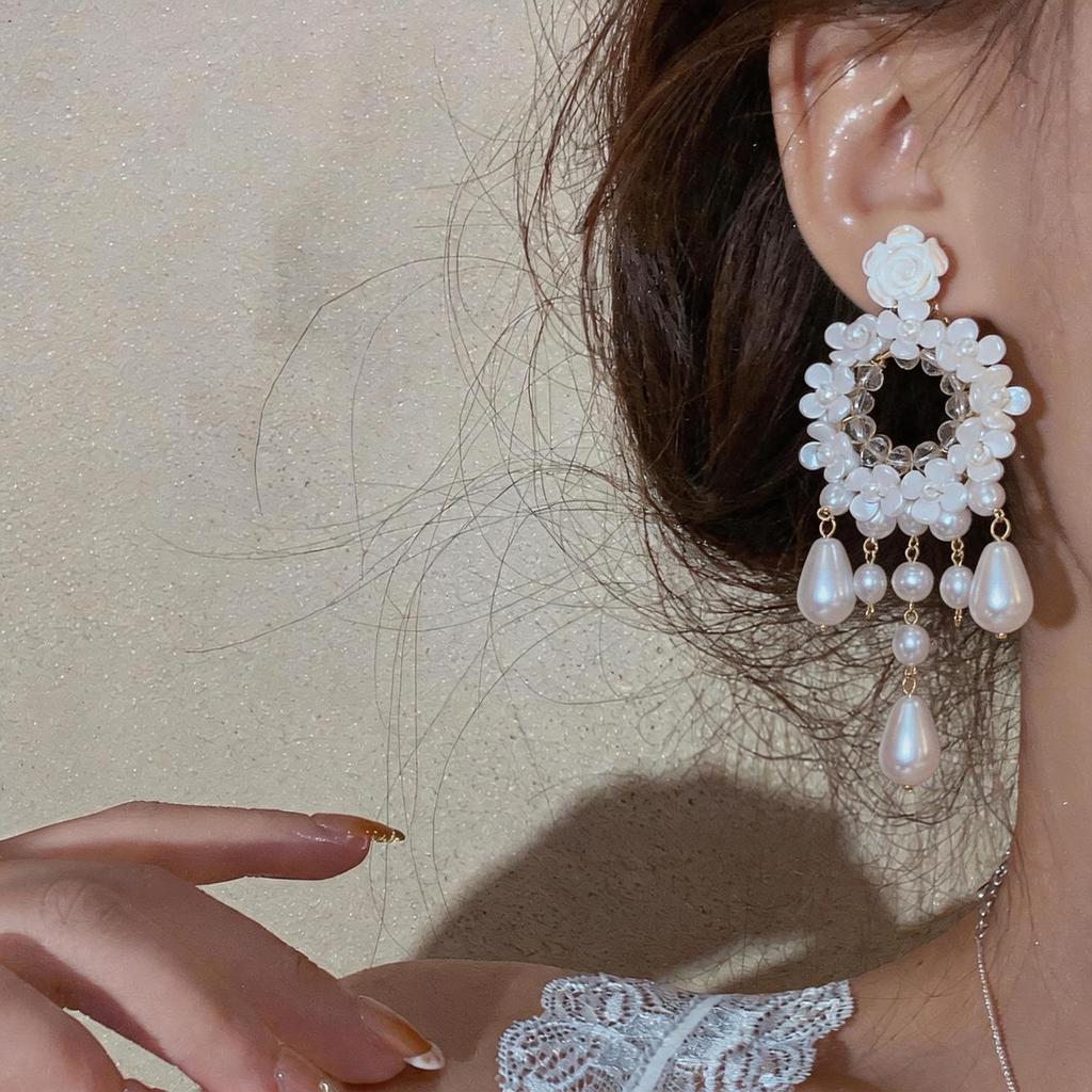 Elegante Retro-Ohrringe mit Perlen und Harzblumen
