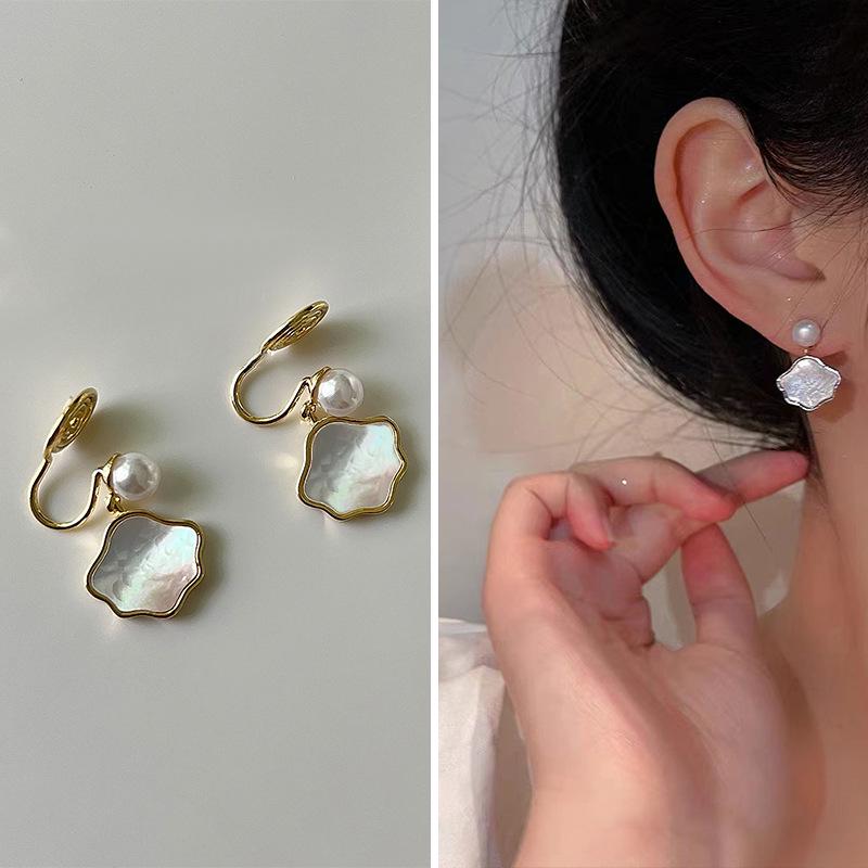 French Retro Pearl Clip-On Earrings: Mosquito Coil Design, Hong Kong Niche Style, No Piercing Needed, Women's High-End Fashion Accessories.