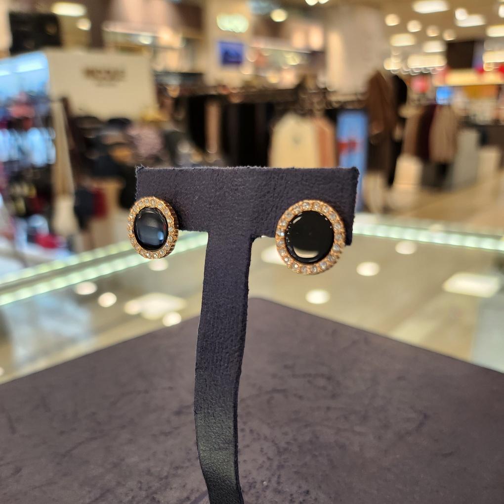 ARTRIA One Cubic E Mother-of-Pearl Onyx Silver Needle Earrings SEYEBPS0001ONF