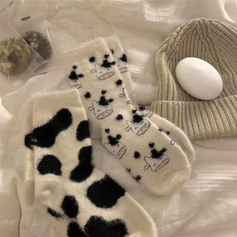Kuhfellmuster Nerz Plüsch Socken für Damen Mädchen Mittelhohe Strümpfe Warmes Korallenvlies Schlaf-Bodensocken Winter Thermoslipper Lustige Socken