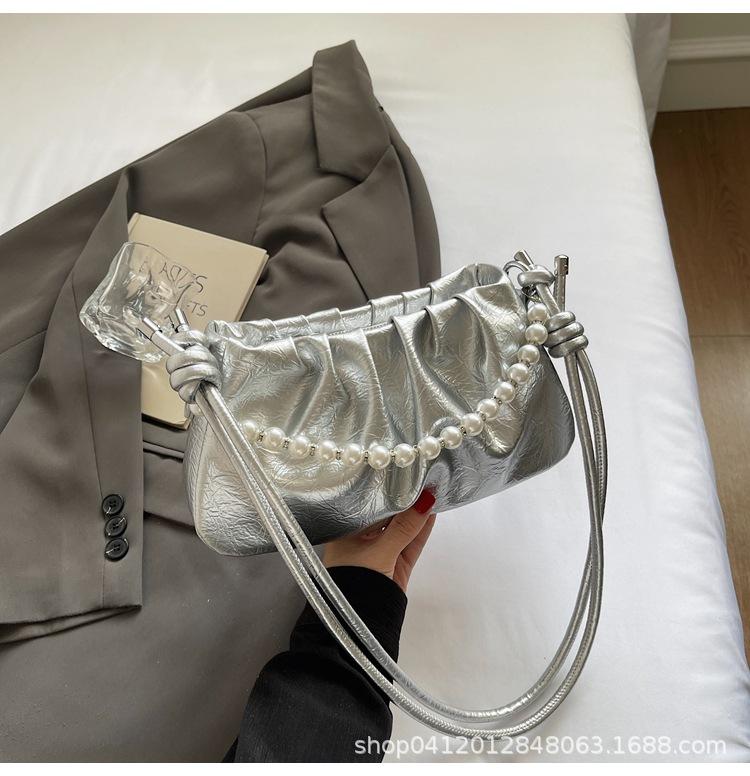

High-end niche bag women s spring and summer 2025 new fashion chain messenger bag women s popular pleated cloud bag серебряный