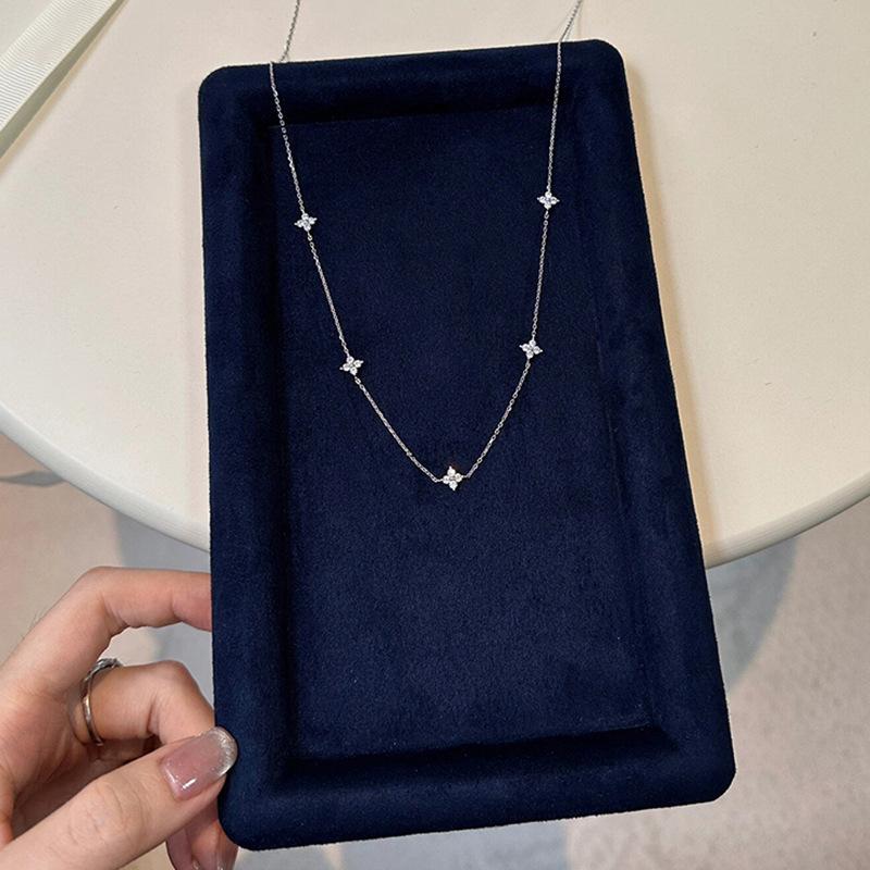 Four-leaf clover necklace female lucky gypsy light luxury pendant niche design sense diamond collarbone chain with jewelry wholesale