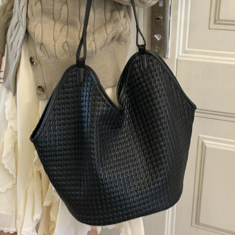 Niche woven bucket bag women's autumn large-capacity casual high-value commuting shoulder armpit bag