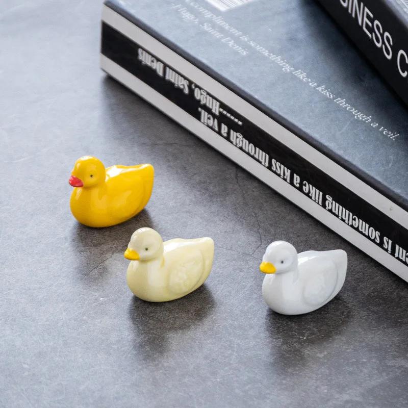 1PC Cute Porcelain Duck Shape Ceramic Chopsticks Holders Chopstick Stand Shelf Ducks Spoons Fork Rack Ceramic Rest Flatware