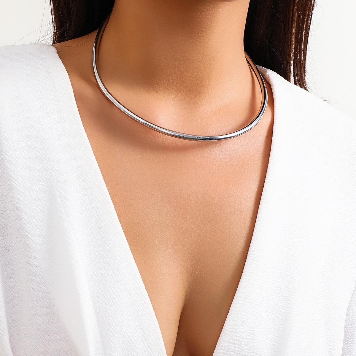 

European & American Style Round Ring Clavicle Choker Necklace - Women s Smooth Cold Niche Design See details