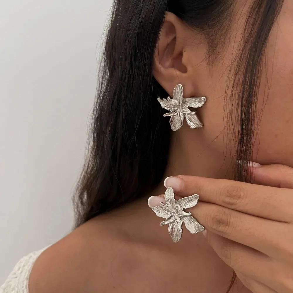 Exaggerated Three-dimensional Pleated Metal Flower Choker Collar Personalized Flower Necklace