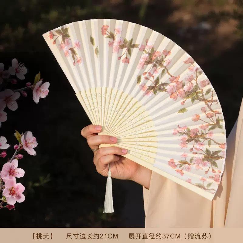 

Портативный ручной складной веер в китайском стиле, реквизит для танцев, ретро веер-ракушка, женский, мужской, бамбуковое дерево, шелк, цветок, складной веер