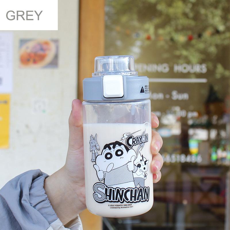 

Пластиковая бутылка для воды Crayon Shin-Chan, портативный милый мультяшный тамблер 500 мл с соломинкой и шнурком для переноски серый