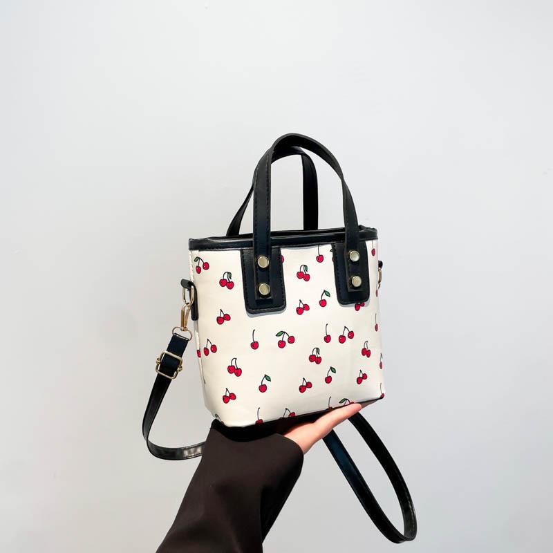 

Красивая и свежая новая сумка-мессенджер через плечо для милых поездок на работу, модная, большой вместимости, с принтом вишни чёрный