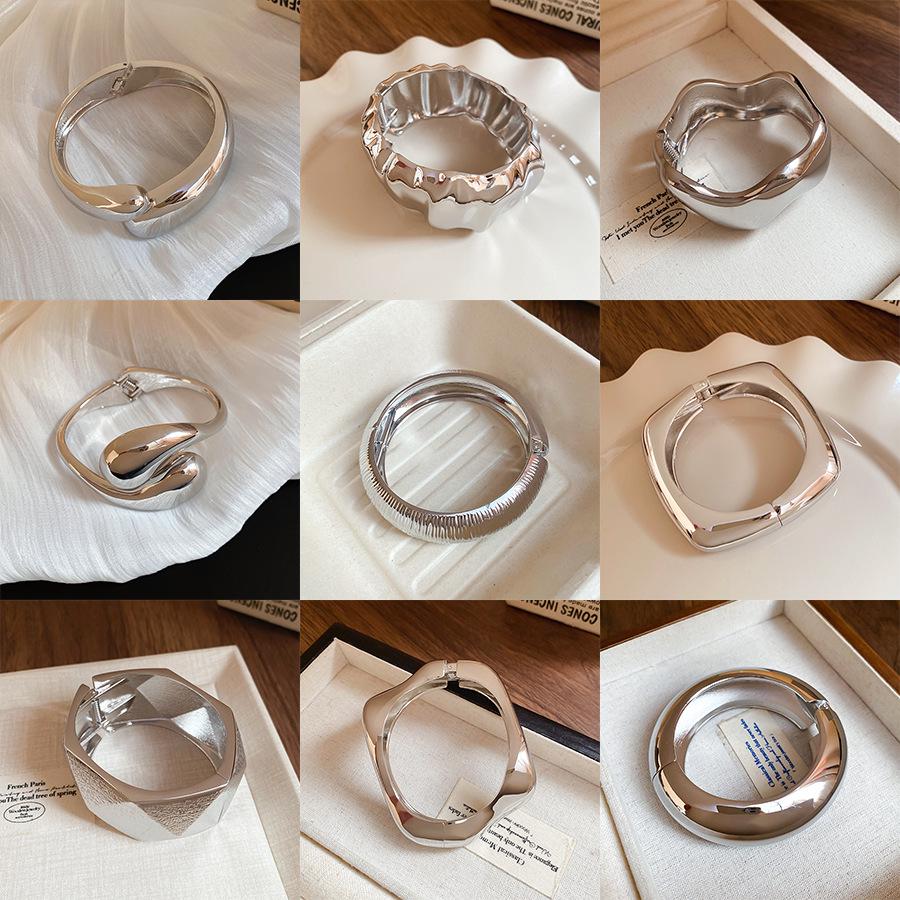 Schickes High-End-Metallarmband: Eleganter, Einzigartiger und Mutiger Damenschmuck