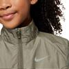 Nike Lockere Jacke mit Logoprint und Stehkragen mit Reißverschluss Langarm Kinder Oberteile Olive FN8656-222