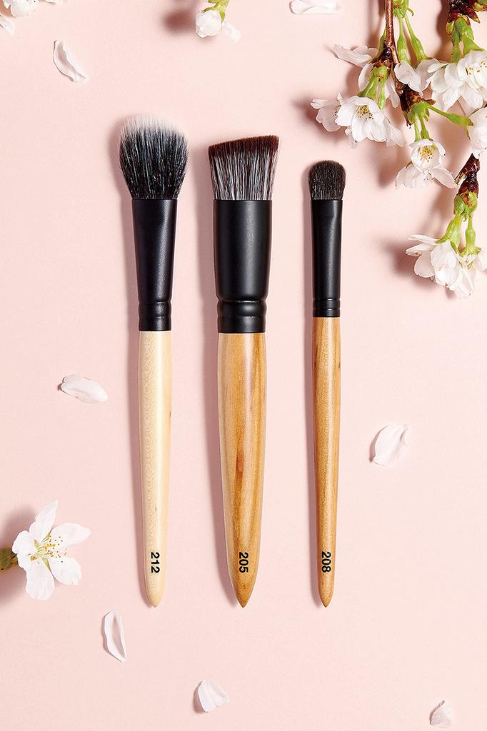 SAKURA FUDE 205 Foundation Brush, Made in Japan by a Makeup Artist, with Antibacterial Silver, Authentic Kumano Brush