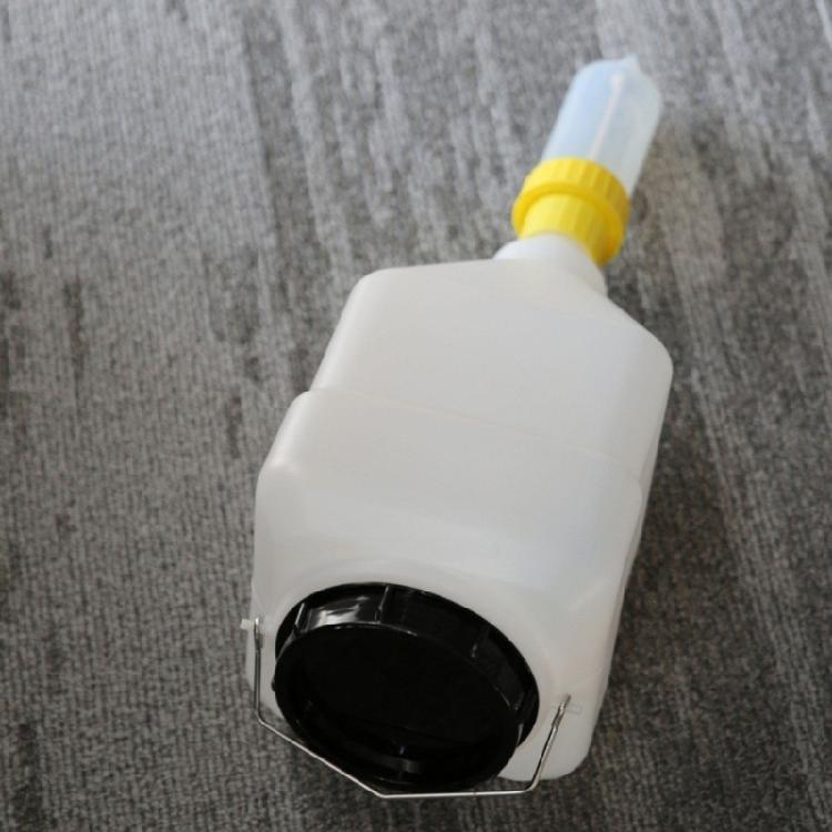 Convenient 5.5L Hanging Sauce Bottle Sauce Dispenser for Easily Dispensing In Busy Restaurant Environment