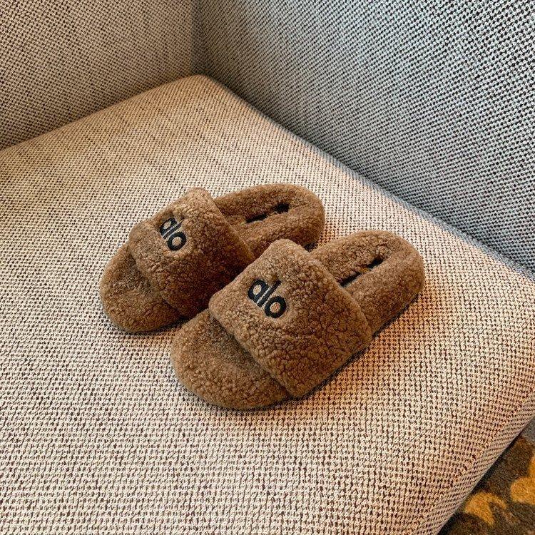 Korean version of thick-soled lamb wool slippers women's outer wear 2025 new autumn and winter versatile fashion one-word plush drag