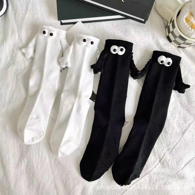 1 Pairs Creative Couple Socks Magnetic Socks with Eyes and Hands Mid Tube Sweat-absorbing Stockings Cartoon Lovers Friends Socks