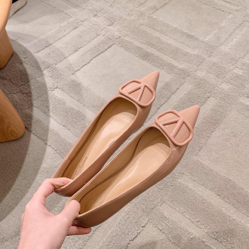 Temperament klein spitz Promi-Stil Lackleder V-Schnalle Pendler flacher Absatz Einzelne Schuhe Frauen