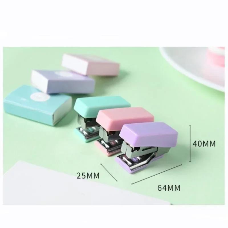 1 st Mini Häftapparat Set Klamrar Pappersbindare Skrivmaterial Kontor Bindningsverktyg Skolmaterial Skrivmaterial Söta Skrivbordstillbehör