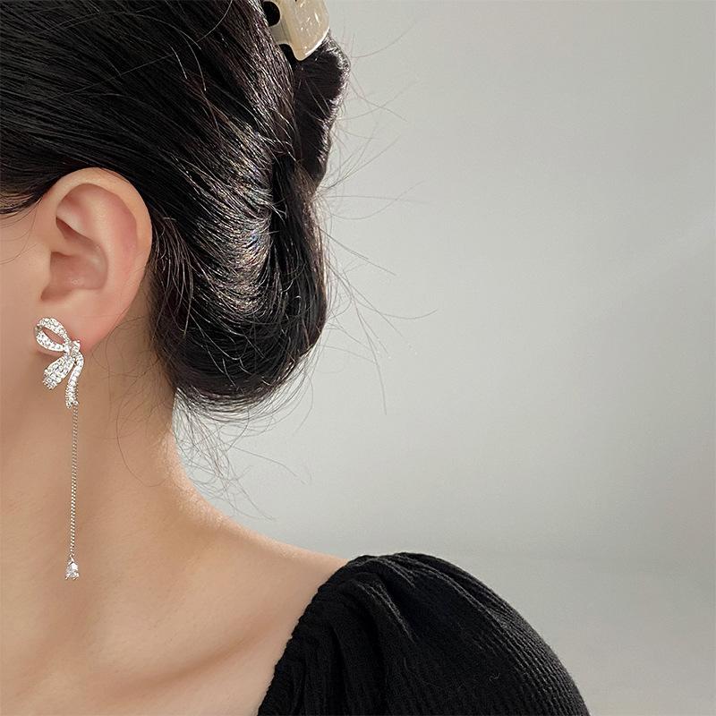 Brincos de Borla Pérola Sense Premium Agulha de Prata Celebridade Elegante Moda Brincos de Temperamento Brincos Longos de Diamante Flash de Luxo Leve Mulheres