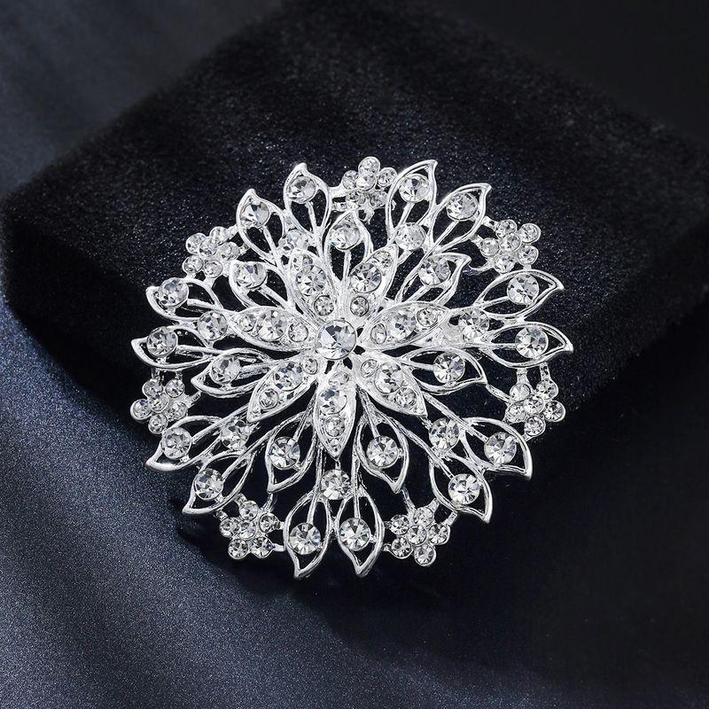 Vintage European and American Rhinestone Flower Brooch for Women, Elegant and Luxurious, Suitable for Suits, Coats, and Jackets, Brooch Accessory