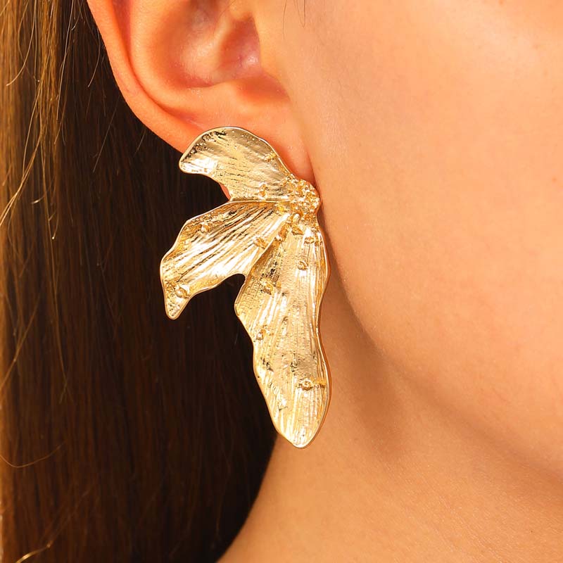 Exaggerated personality Metal Geometric Leaf Stud Earrings for Women Irregular Wrinkled Texture Leaf Earrings Party Zircon Gift золотой