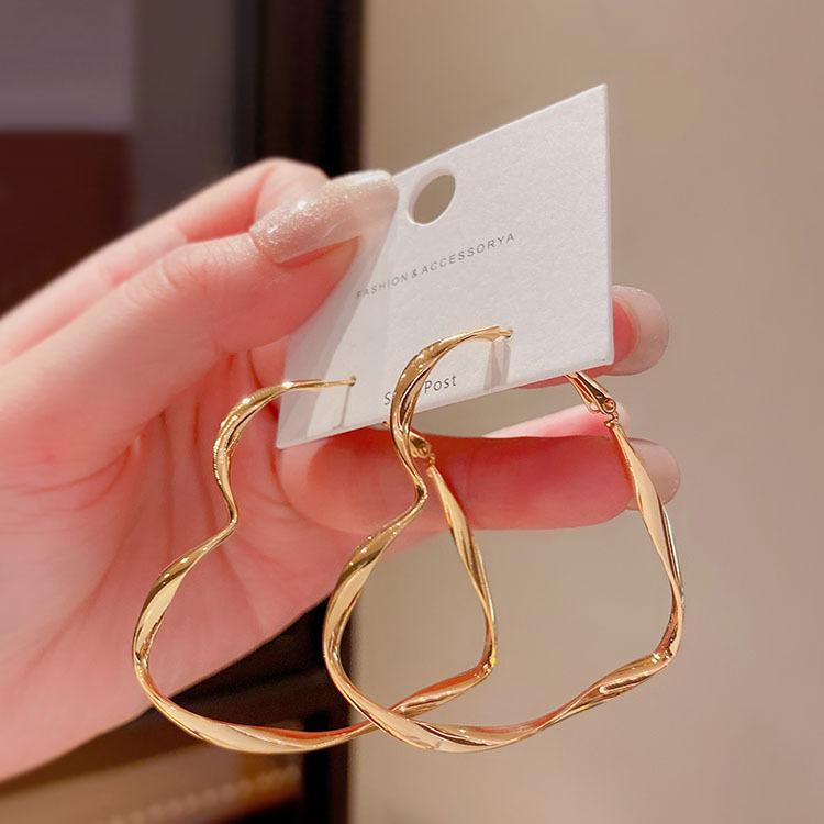 High sense cold wind circle love earrings 111 silver needle Hong Kong style retro temperament heart earrings Internet celebrity earrings