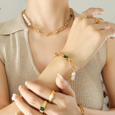 Collana con ciondolo a forma di cuore in perle d'acqua dolce, zirconi e smeraldo, stile retrò, con personalità di nicchia e bracciale.