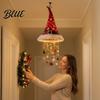 Überdachte Innenveranda Feiertagsdekoration Beleuchteter Weihnachtsmannhut Hängender Kronleuchter Warme LED-Lichterkette Pailletten-Kegel-Anhänger mit Party-Hintergrundbeleuchtung