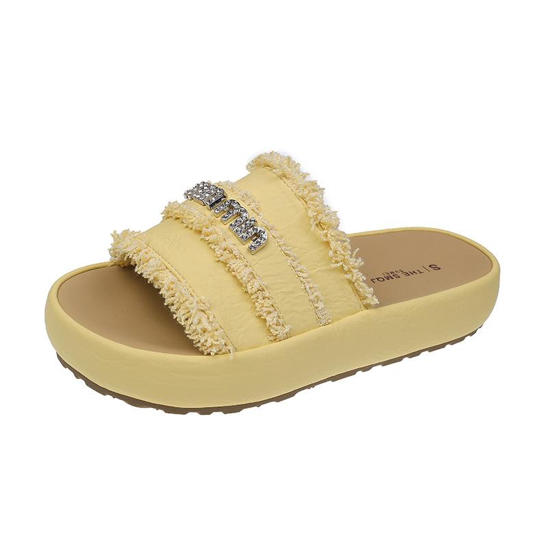 Thick-bottomed Xiaoxiangfeng slippers for women's summer wear 2025 new super beautiful fashion rhinestone muffin one-word beach sandals